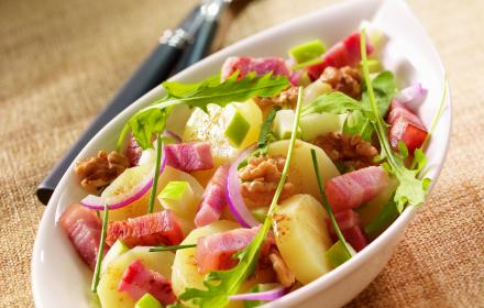 Salade de pommes de terre, lardons, noix, roquettes