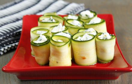 Rouleaux de courgette chèvre frais et fines herbes