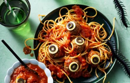 Spaghetti d'Halloween aux globes oculaires et sauce sanglante Spaghetti d'Halloween aux globes oculaires et sauce sanglante