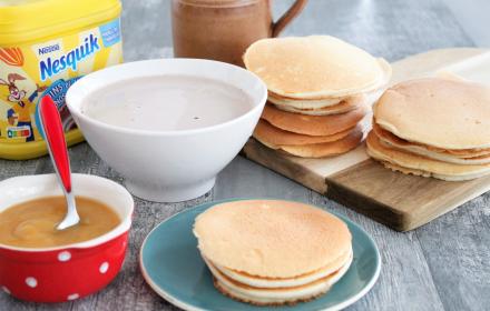 Pancakes à la compote de pomme et bol de Nesquik