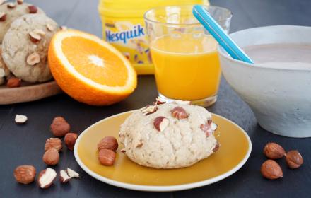 Petits pains complets aux noisettes et bol de Nesquik