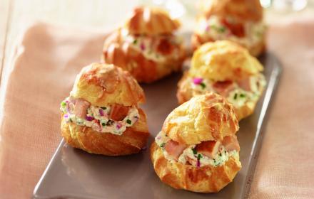 Choux à la crème de fromage frais, ciboulette et dés de jambon