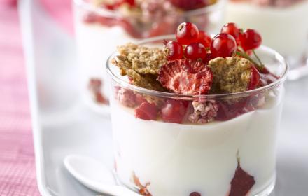 Panna cotta aux fruits rouges et cereales fitness fraises