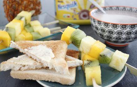 Brochettes de fruits exotiques, pain toasté et Nesquik
