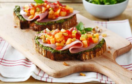 Tartines de jambon, melon et tomates