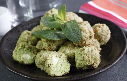 Billes de chèvre et petits pois aux noix
