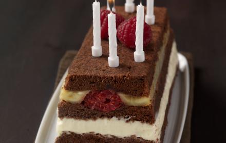 Gateau framboises et bananes poelees, mousse au chocolat blanc