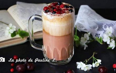 Cappuccino et son émulsion de chocolat noir, fruits rouges