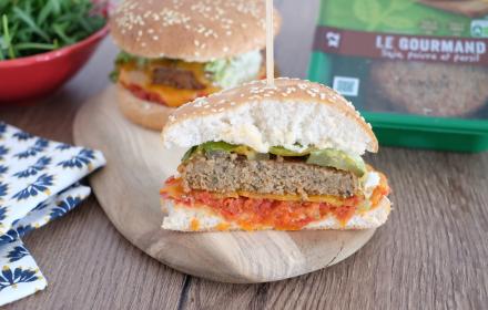 Burger veggie cornichon cheddar sauce aux tomates confites maison