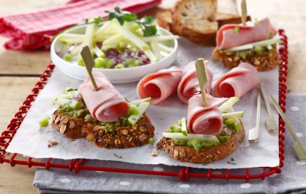 Tartine au jambon, avocat, pomme verte et concombre