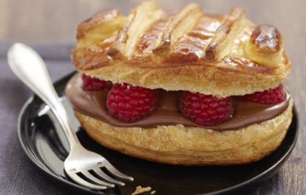Oeufs feuilletés à la crème choco-caramel et framboises fraîches