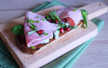 Tartines jambon, chèvre, miel, pavot