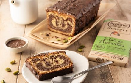 Cake marbré chocolat pistaches avec glaçage éclats de noisettes