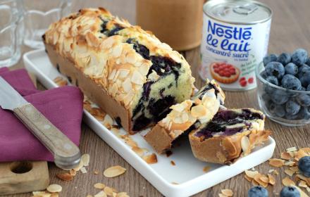 Cake moelleux au myrtilles et lait concentré
