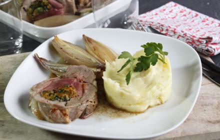 Rôti d'agneau de Pâques aux abricots et échalotes confites