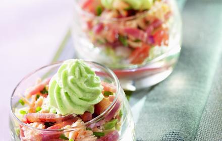 Verrines d'avocat et saumon aux allumettes grillees