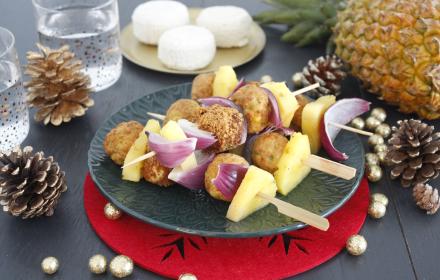 Brochettes festives ananas chèvre au pain d'épices et boulettes aux légumes