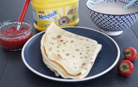 Crepes à la compotée de fraises et bol de Nesquik