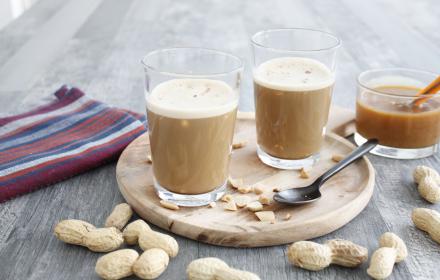 Cappuccino, sauce caramel au beurré salé, cacahuètes grillées