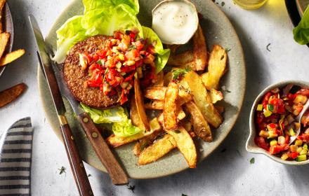 Burger sensationnel sans gaspillage à l'ailoli et aux pelures de pommes de terre