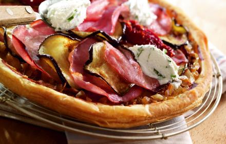 Tarte fine, aubergine, tomates confites et bacon