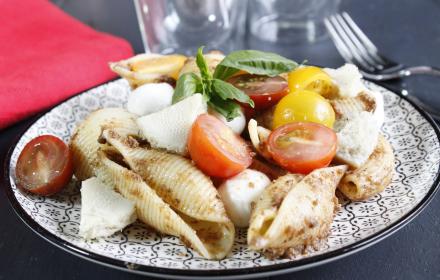Salade de pâtes, tomates, billes de mozzarelle et artichauts