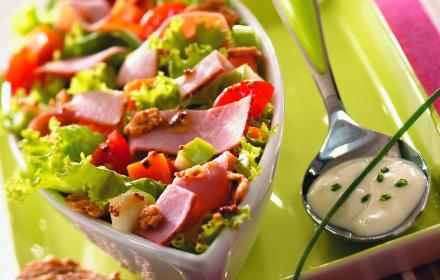 Salade croquante au jambon et céréales