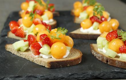 Tartines melon concombre fraises à la ricotta