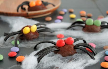 Halloween spiders - chocolate truffles with Smarties and Nestlé Dessert