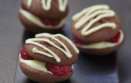 Whoopie pie framboises chocolat blanc et noir (exclusivité facebook avril 2011)