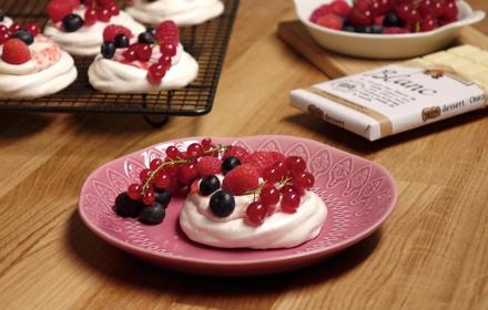 Minis Pavlovas au chocolat blanc et fruits rouges