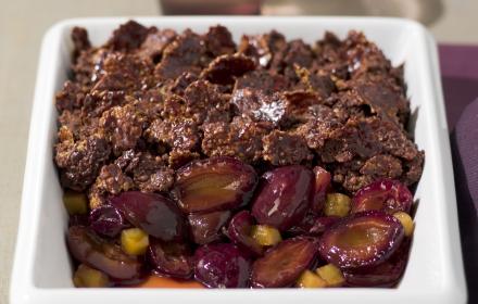 Compotée de fruits et crumble croustillant au chocolat