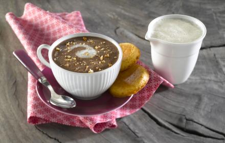 Chocolat chaud, palets bretons, crème de lait vanillé