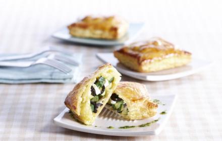 Feuilletés courgettes feta et olives noires