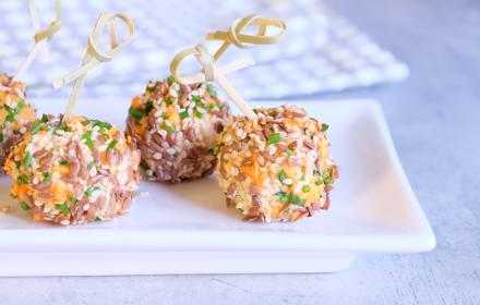 Billes de fromage de chèvre au jambon et graines