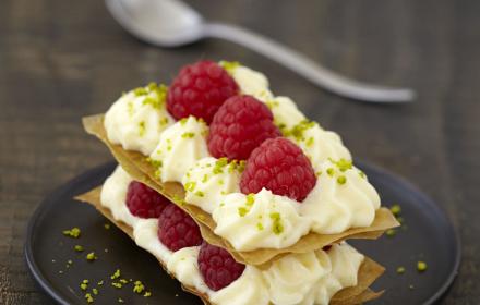 Millefeuilles au chocolat blanc, framboises et pistaches
