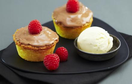Moelleux coco praliné, framboises et glace au chocolat blanc