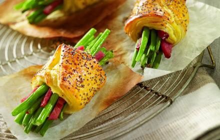 Rouleaux feuilletes de haricots verts a l'ail et allumettes de bacon (pas avant juillet 2007)