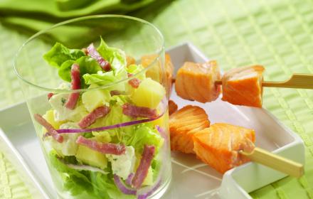 Brochettes de saumon, allumettes de jambon et salade craquante