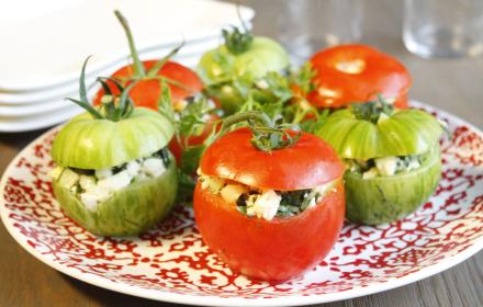 Tomates farcies à la mozzarella et légumes croquants