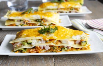 Lasagne aux légumes, dés de jambon et cheddar