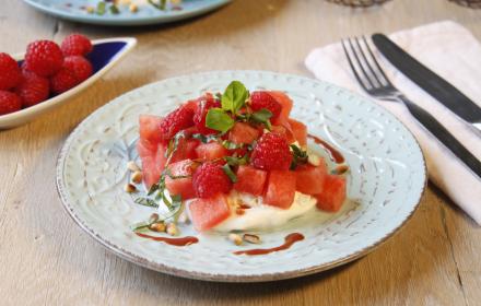 Dés de pastèque, burrata, sauce framboises et basilic