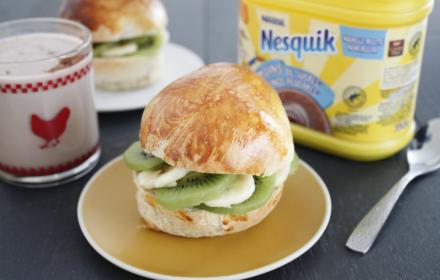 Brioche aux fruits et bol de Nesquik