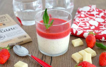 Riz au lait chocolat blanc et coulis de fraises