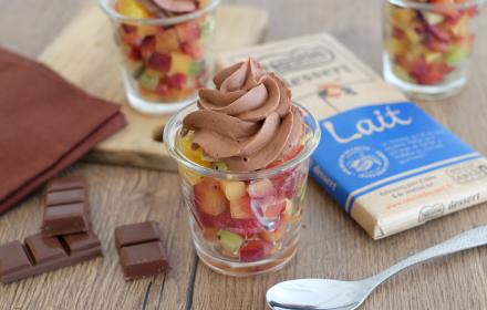 Salade cde fruits et chantilly au chocolat au lait