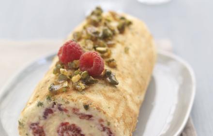 Roule aux framboises creme vanille et pistaches caramelisees