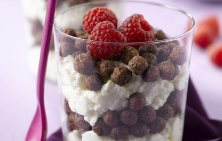 Mousse de yaourt et céréales nesquik en millefeuille