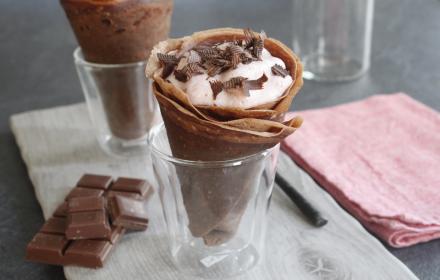 Cornet de crêpes au chocolat, mousse aux fruits rouges et copeaux de chocolat