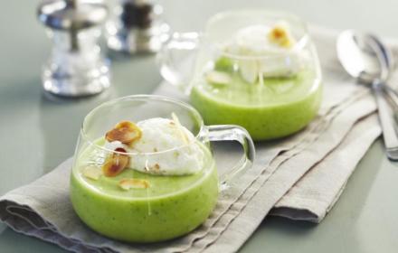 Cappuccino de brocolis aux amandes grillees