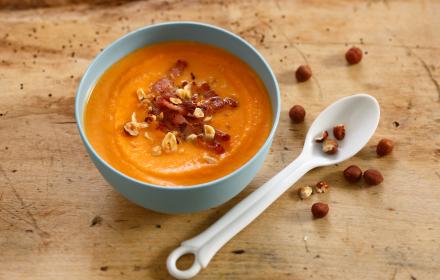 Velouté de potiron, lardons et noisettes grillées